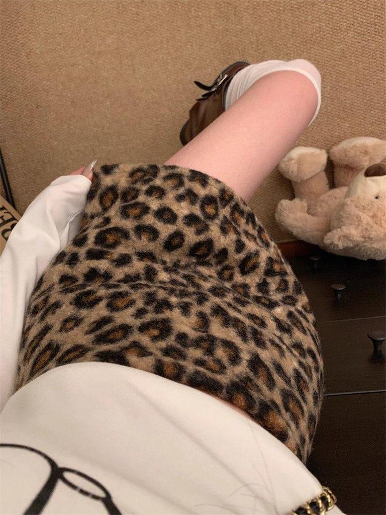 Korean Retro Leopard Print Lambswool A-Line Short Skirt - High Waist Slimming Design