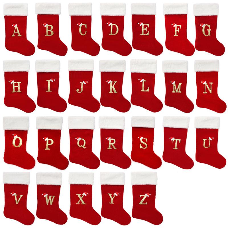 Großer roter Weihnachtsstrumpf mit Buchstaben-Ornament