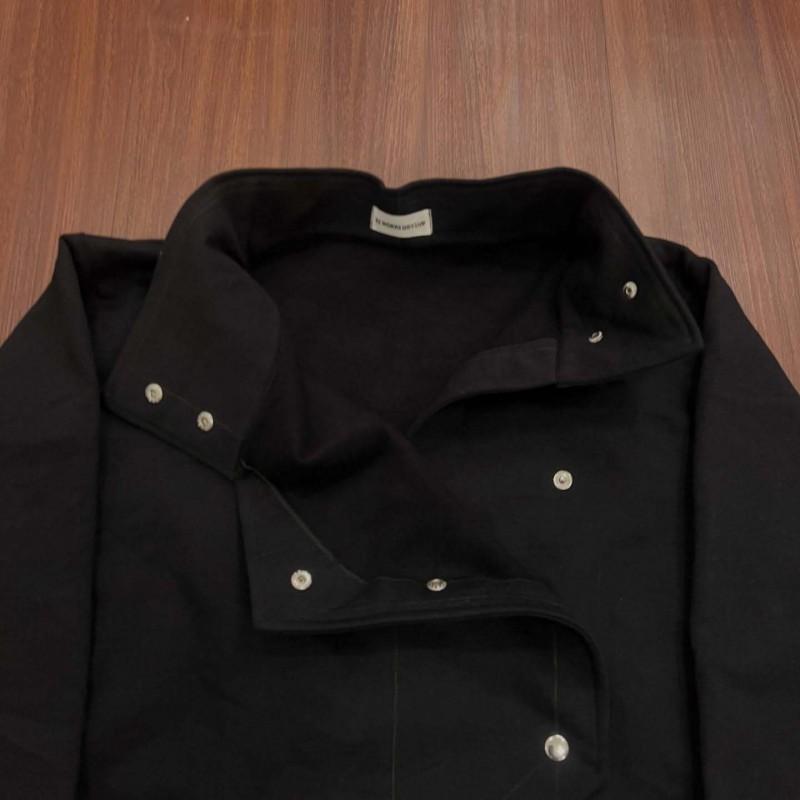 2025 Herbst Schwarze Jacke mit Stehkragen und asymmetrischer Knopfleiste Lockerer Schnitt Streetwear Herren
