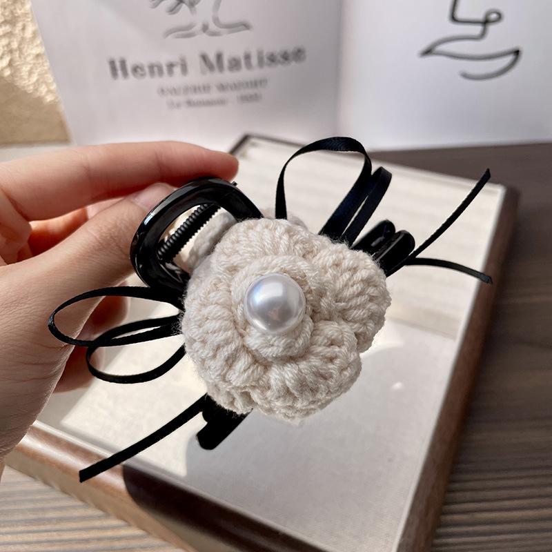 

Camellia Claw Clip: Minimalist Grey Yarn Knit Hair Accessory for Korean Updos