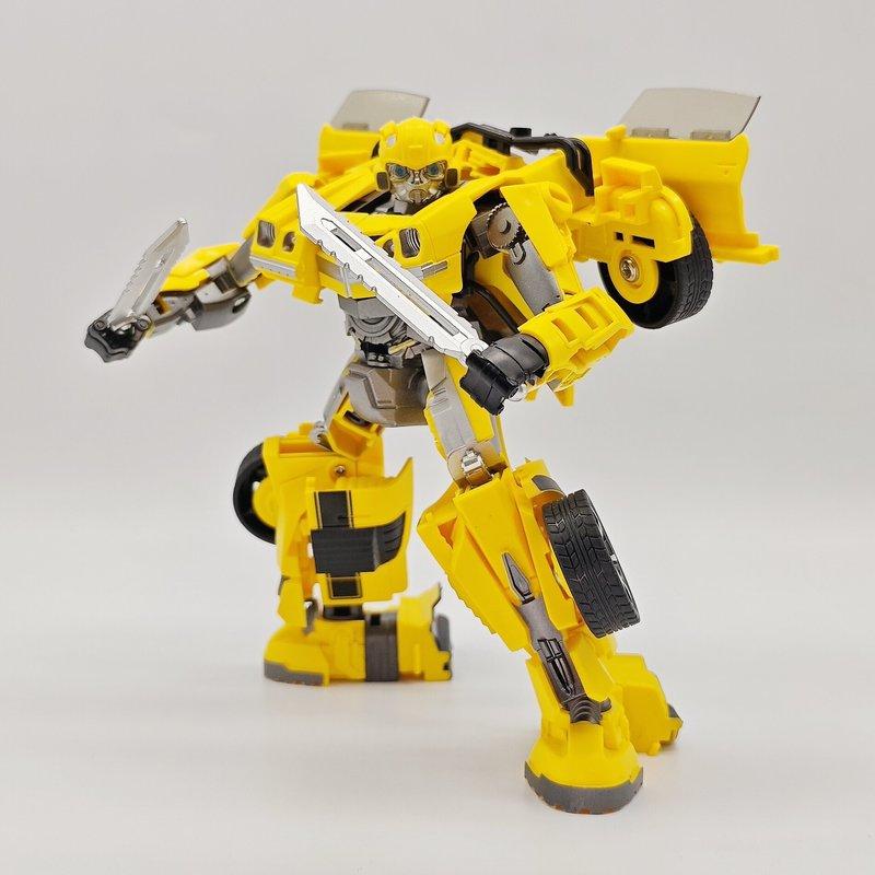 Baiwei Tw-1032 Yellow transformable car 2 In 1 Car To Robot Alloy Model Detailed Action Figures Boy Plastic Toy Desktop Ornament