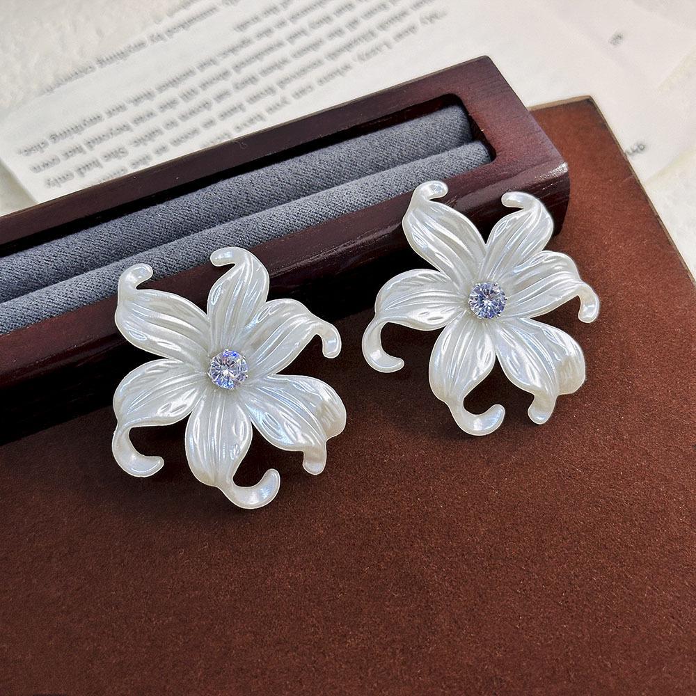 Elegant Zircon Flower and Pearl Stud Earrings - High-End Niche Design