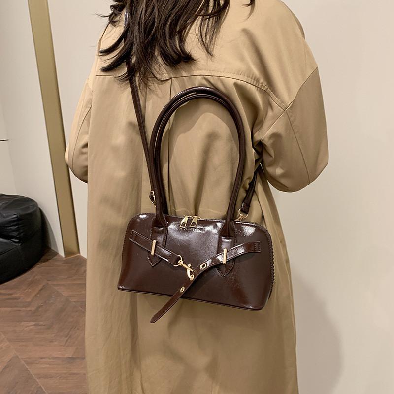 Trendy Rectangular Handbag With Zipper Closure And Soft Structure For Autumn Outfits