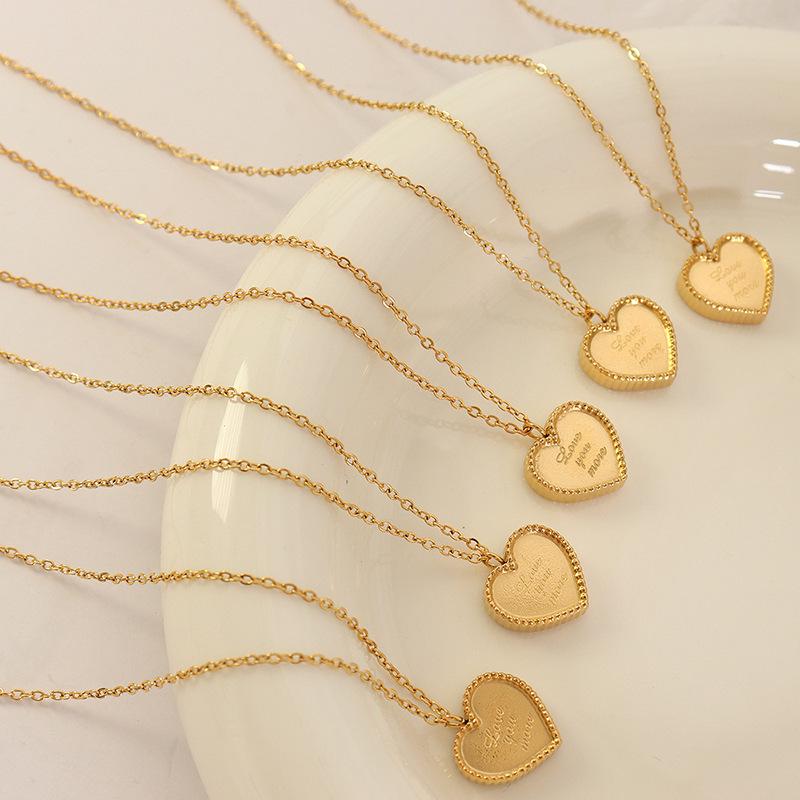 Nische Vielseitige Pfirsichherz-Halskette: Stilvolles englisches Buchstaben-Design aus anlaufbeständigem Titanstahl