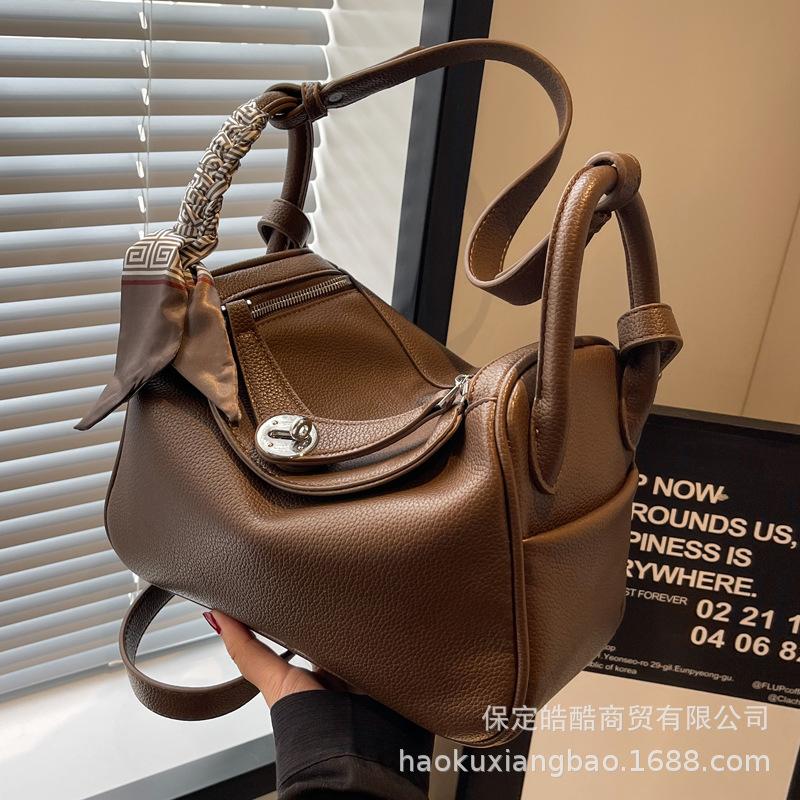 High sense women's bag 2025 new trendy fashion autumn and winter niche design messenger bag popular portable pillow bag