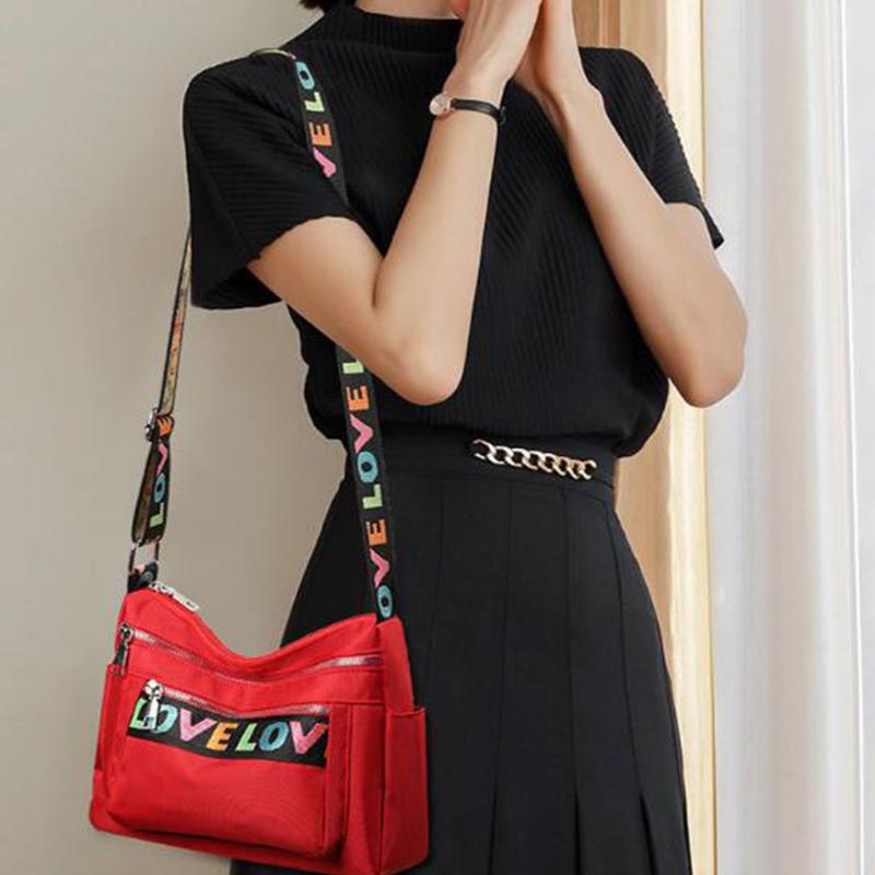 Yogodlns Vanntett nylon skulderveske kvinner Flerlags Crossbody-veske med stor kapasitet Mote Letter Messenger Handbag