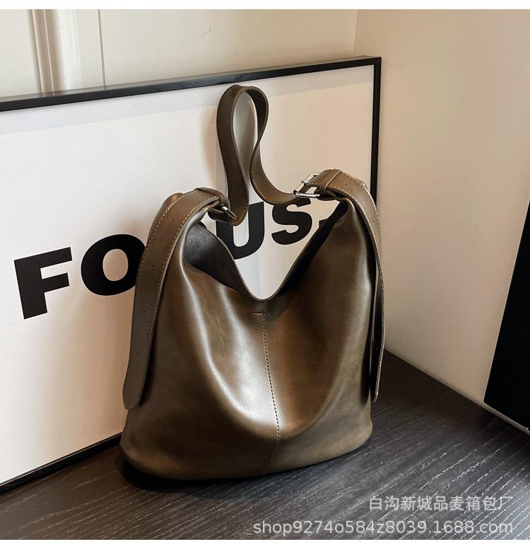 

Oil wax leather retro tote bag fashion big bag women s 2025 new versatile large-capacity commuter shoulder messenger bag