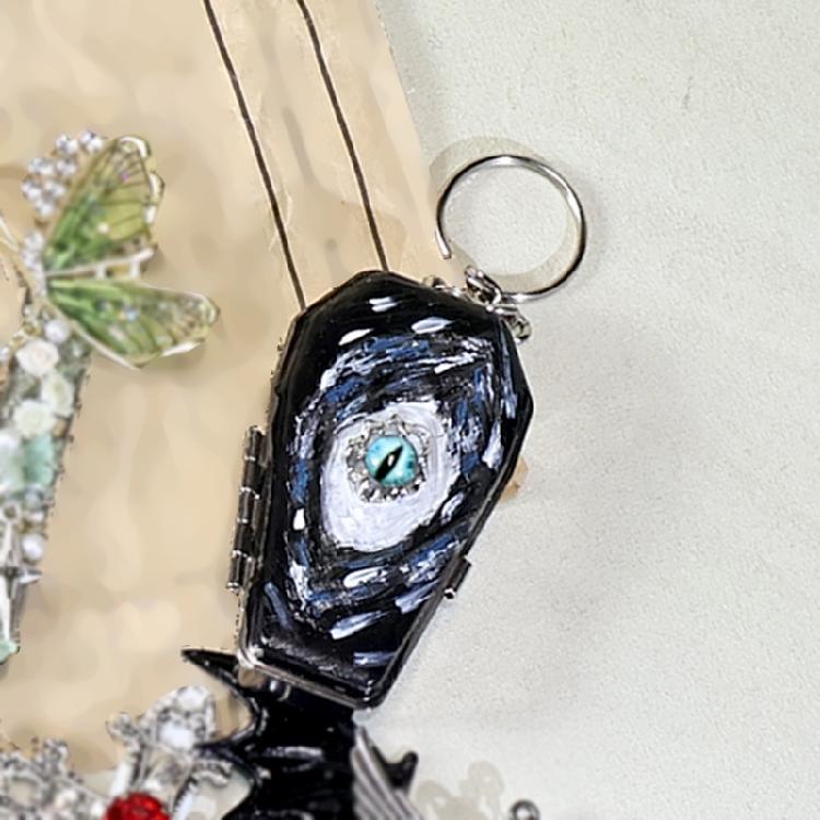 Stainless Steel Coffin Shape Keychain Ashtray Organiser Portable Outdoor Accessory With Secure Storage Compartment