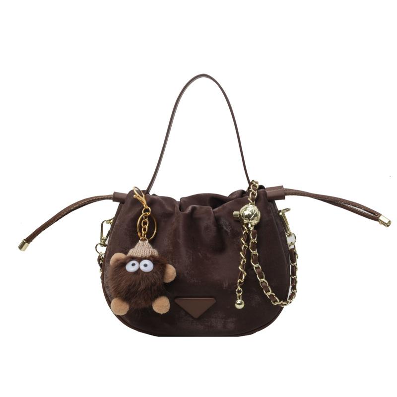 

2025 новая модная универсальная сумочка женская весенне-летняя нишевая простая сумка-ведро высококлассная дорожная сумка-мессенджер with pendant темно-коричневого