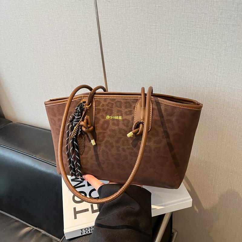 

Leopard print women s armpit bag 2025 autumn and winter new high-end fashion versatile bag women s niche trend commuter bag Single Pack коричневый