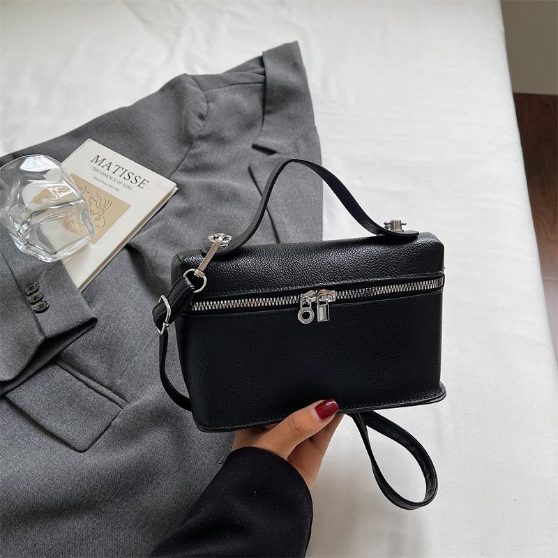 

New summer solid color light luxury design texture popular 2025 large capacity simple box shoulder messenger bag bag women чёрный