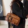 Bolsa de Ombro Feminina Retrô Cor Sólida Couro PU com Múltiplos Bolsos Grande Capacidade Vem com um Charm Acessório Removível