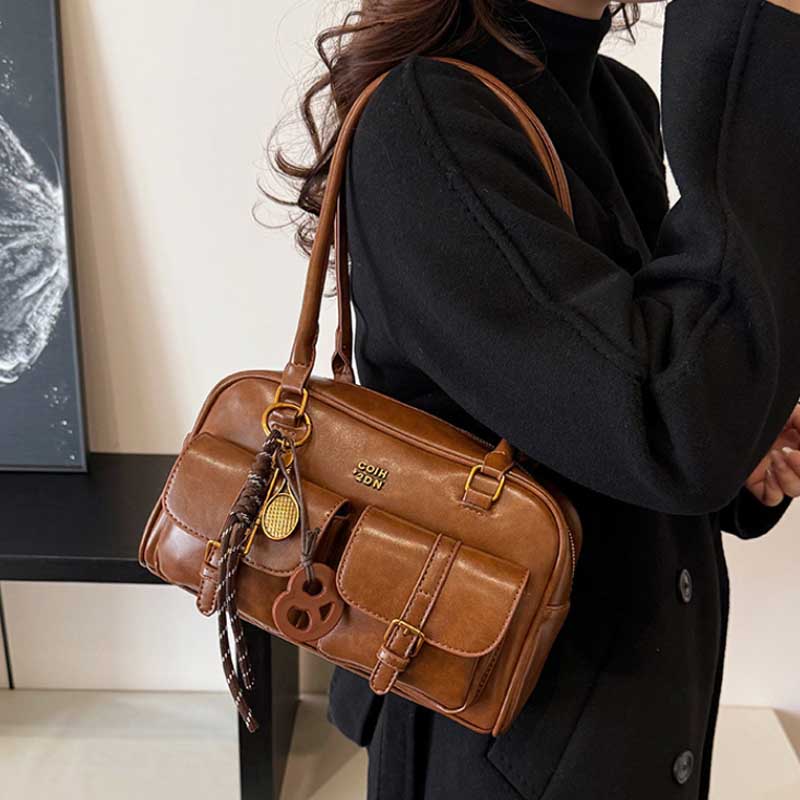 Bolsa de Ombro Feminina Retrô Cor Sólida Couro PU com Múltiplos Bolsos Grande Capacidade Vem com um Charm Acessório Removível