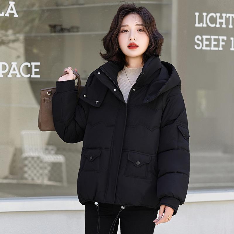 

Женская короткая ветрозащитная теплая зимняя куртка с капюшоном и регулируемым подолом M чёрный