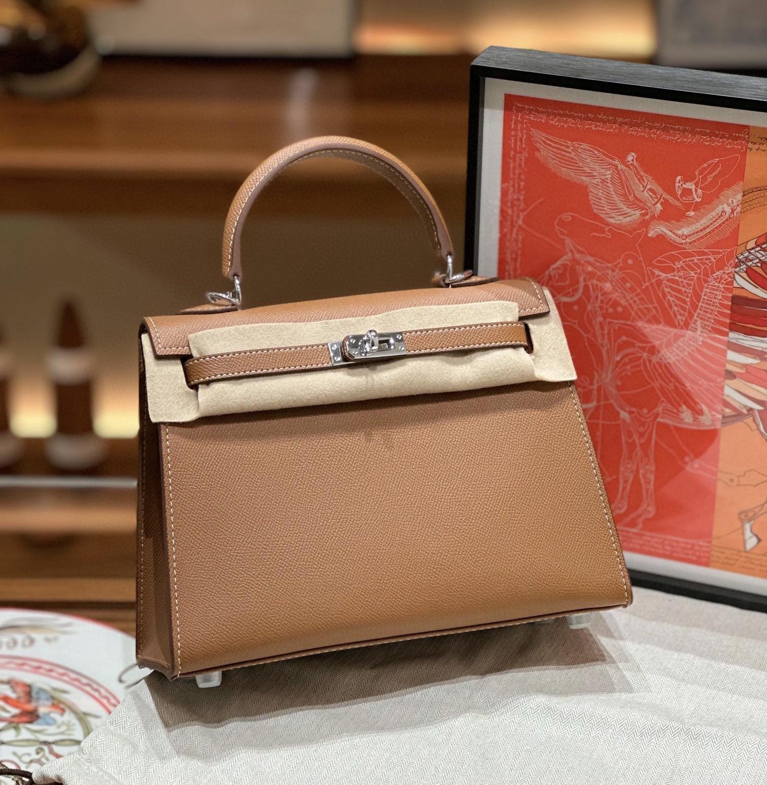 

Это высококачественная сумка из кожи Epsom, изготовленная на заказ для женщин.. Это вместительная сумка-кроссбоди на одно плечо для поездок на работу, изготовленная из коровьей кожи. 25x10x19cm