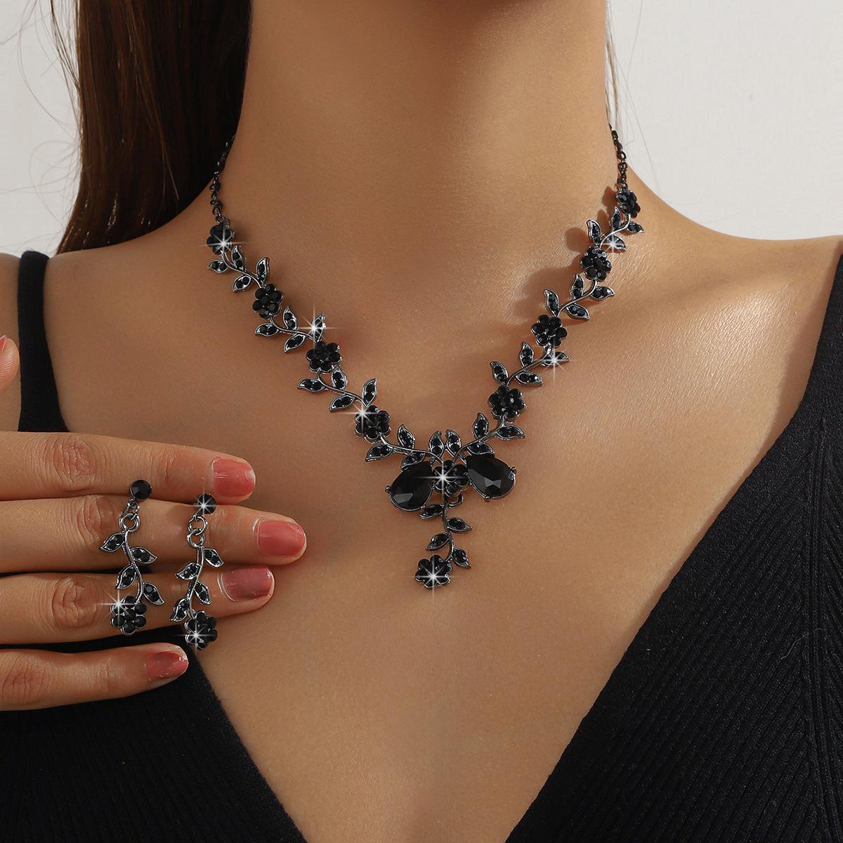 

Elegant Water Brick Bridal Necklace & Earrings Set: Hot-Selling Wedding Jewelry