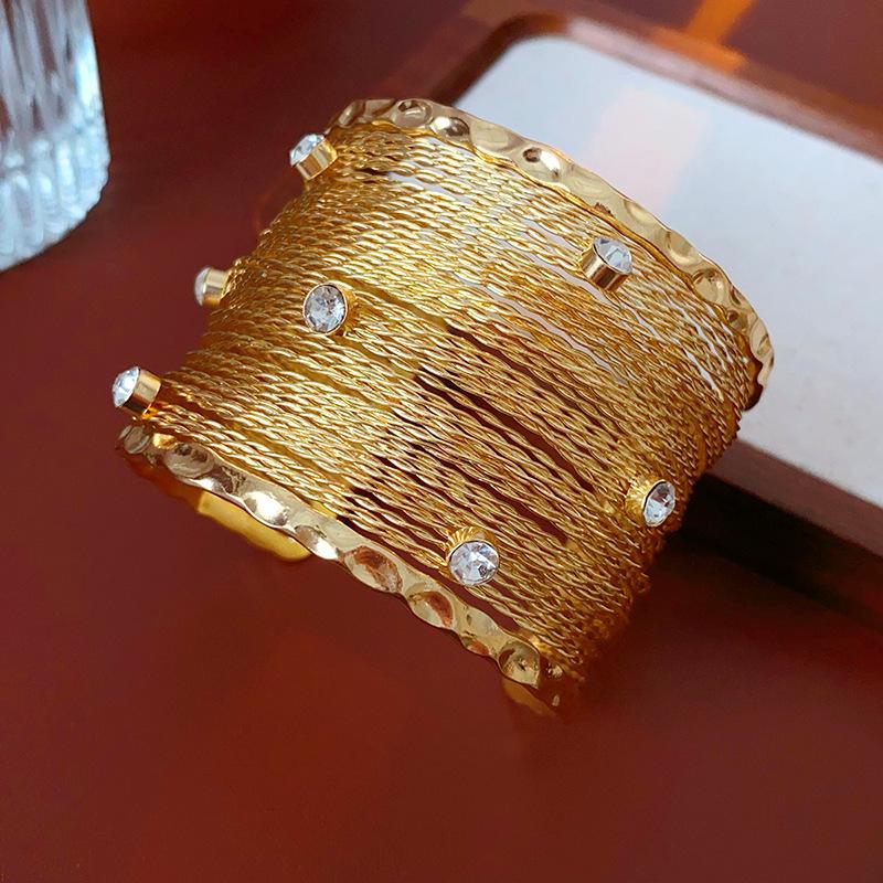 European & American Pleated Metal Bangle: Elegant Cold-Style Bracelet with High-End Luxury Design