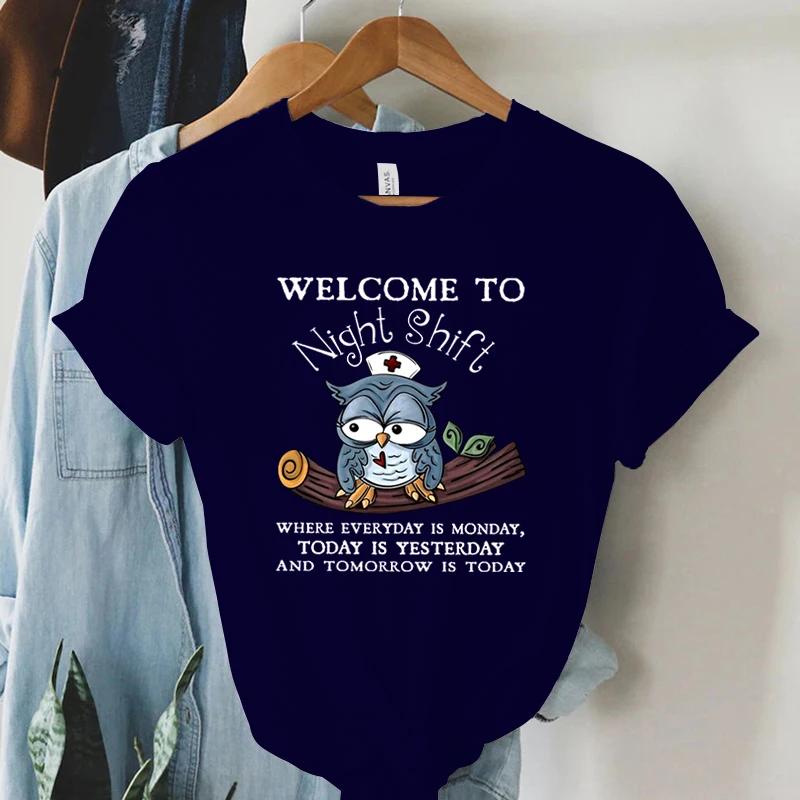 

Футболка Welcome To Night Shift Надпись Милая Мультяшная Медсестра Сова Эстетика Женские Блузки Короткий Рукав Летняя Оверсайз Тренд Футболка 4XL