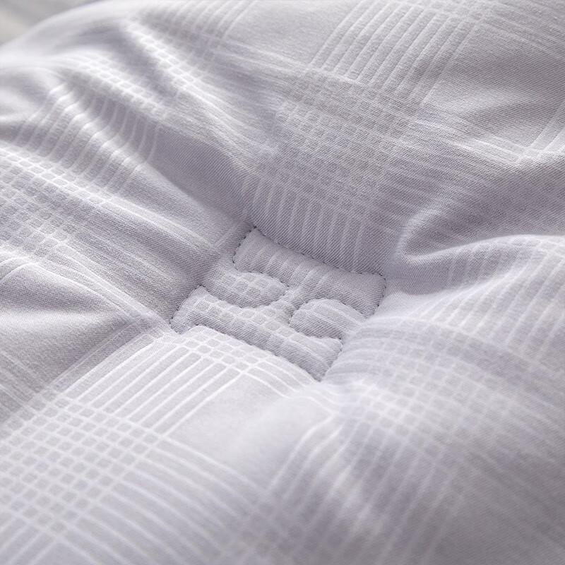 Yiyiai Soy Fiber Winter Comforter with Carved Design