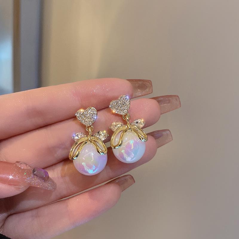 Boucles d'oreilles de luxe tendance 2024 accrocheuses pour femmes: Boucles d'oreilles à clous tendance et polyvalentes pour l'automne et l'hiver