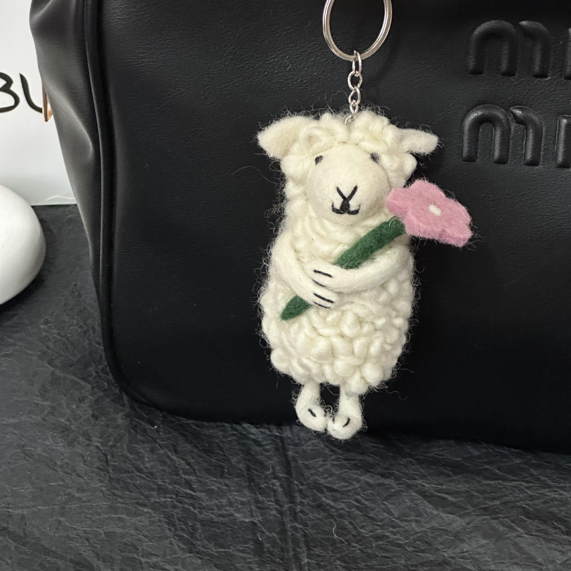 

Подвеска-брелок из войлока ручной работы в виде овечки, украшение, подарок