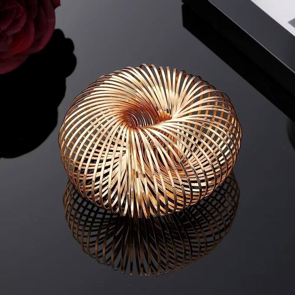 

Геометрический дизайн Полый браслет Круглая форма Металлический браслет Женское украшение для рук Аксессуар золотой