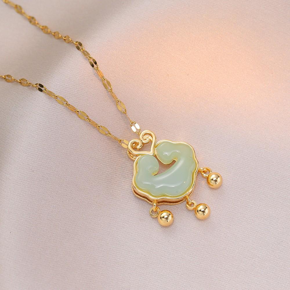 Women's Fashion Heart Pendant Necklace - Elegant, Simple Design, Versatile Clavicle Chain Jewelry