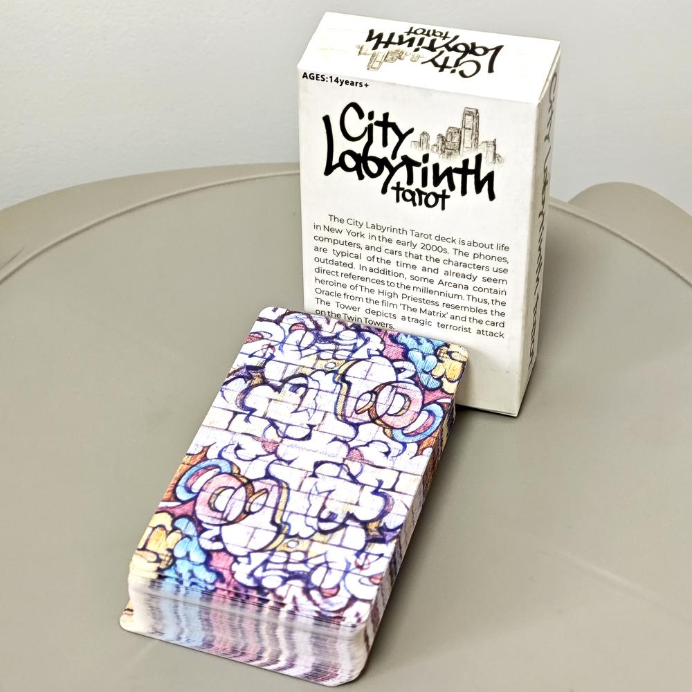 City Labyrinth Tarot, 78 cartes 10,3 x 6 cm | Indy Tarot Dessiné à la plume sur la vie à New York au début des années 2000