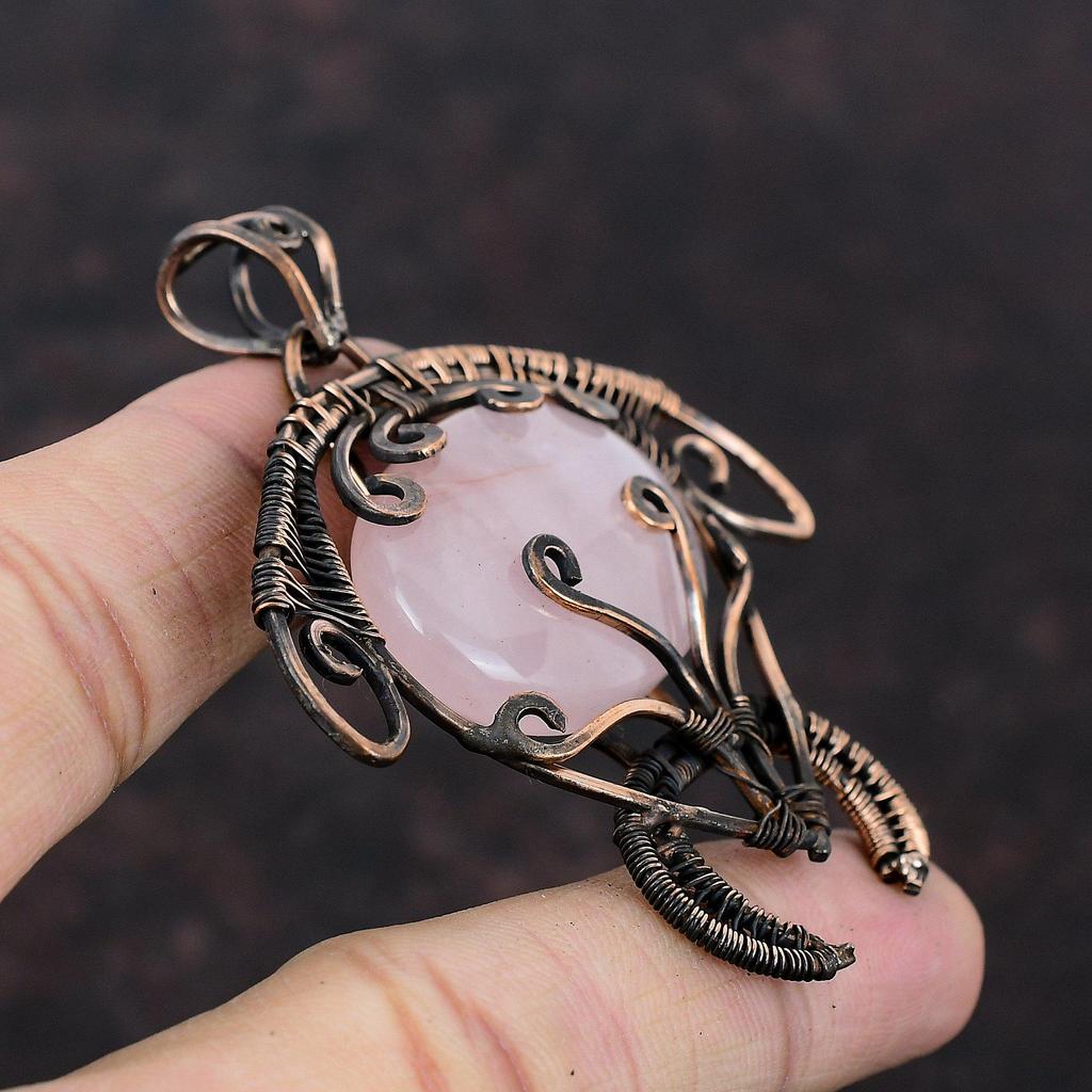 Rosenquarz Anhänger Kupferdraht umwickelt Schildkrötenanhänger Zarter Edelsteinschmuck Handgefertigter Designeranhänger Kupferschmuck Jubiläumsgeschenk