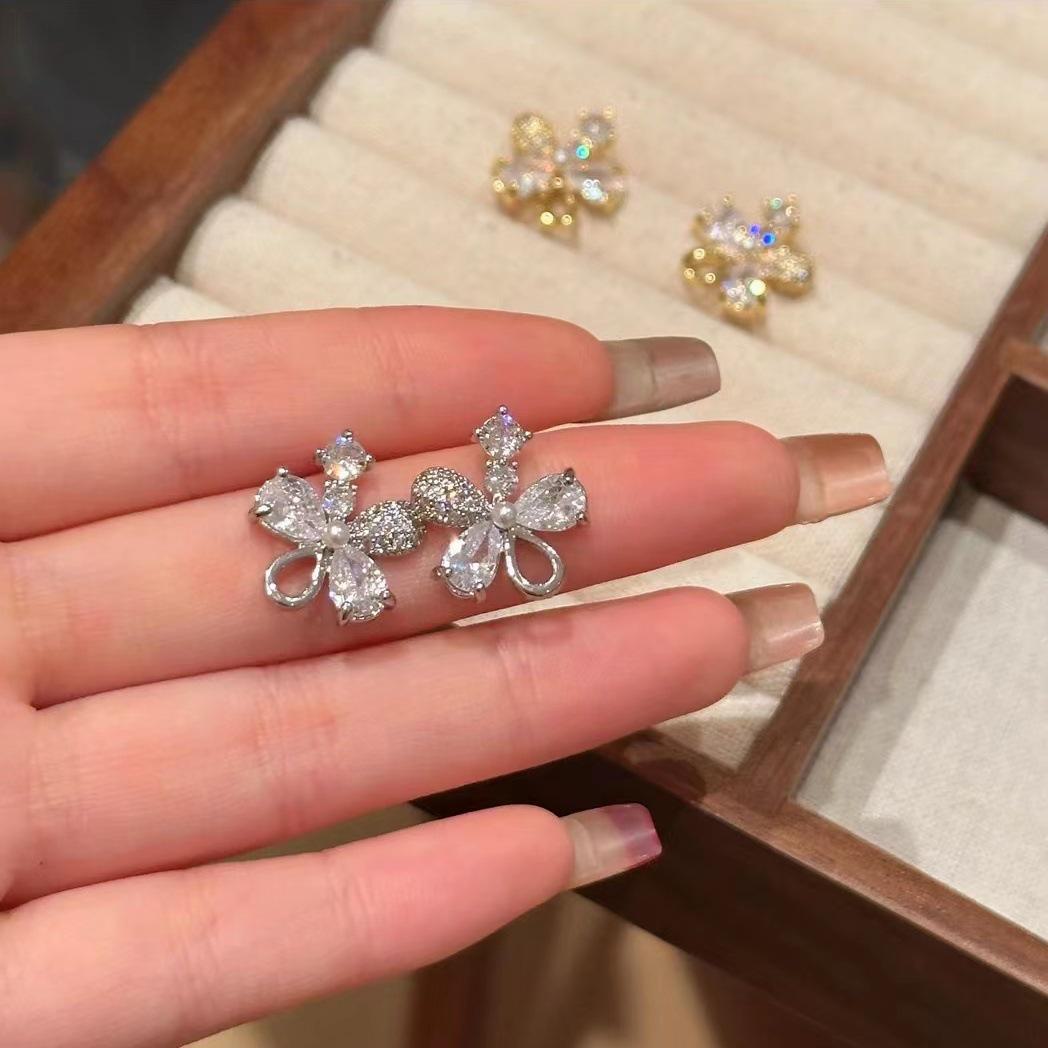 

Подчеркните свой стиль с нашими изысканными роскошными серьгами 2025 года в виде лесных цветов. Универсальный, сложный и современный дизайн для уникального темперамента Хаоши. Forest Flower Stone Earrings серебряный