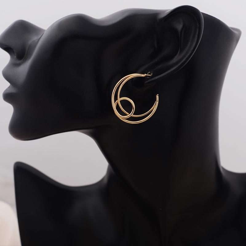 Classic Hollow Moon Shape Dangle Earrings for Women Trendy Golden Metal Round Circle C Shape Drop Earrings Geometry Jewelry