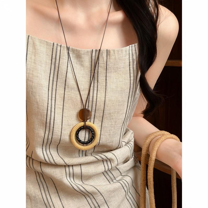 High-End Women's Retro Oval Geometric Resin Necklace