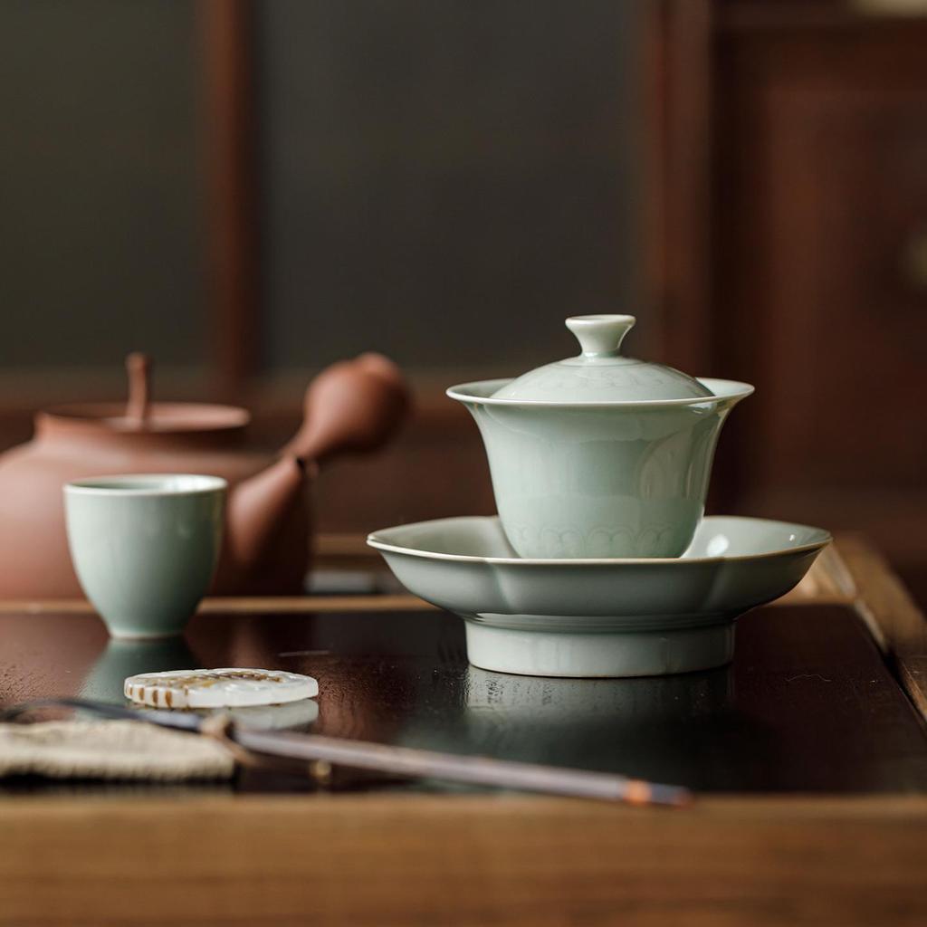 Guanlan Embossed Banana Moon Ceramic High-Footed Tea & Snack Plate – Retro Design