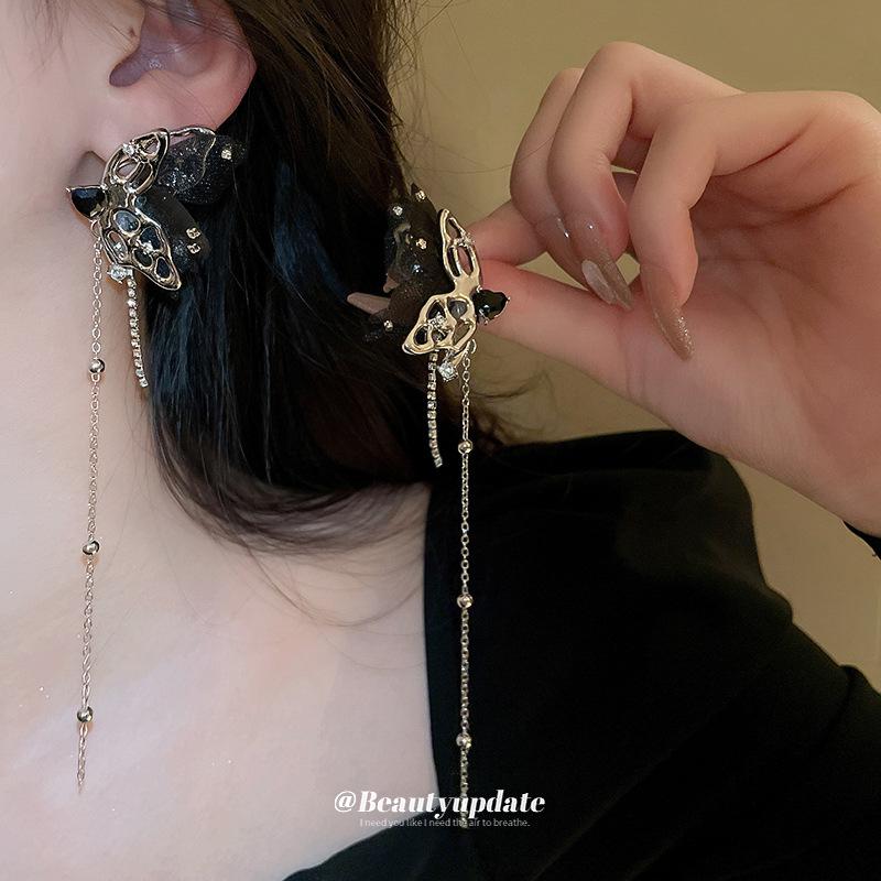

Silver Needle Diamond Butterfly Tassel Earrings: Elegant High-End Dangle Jewelry, 2025 Sweet Cool Style.