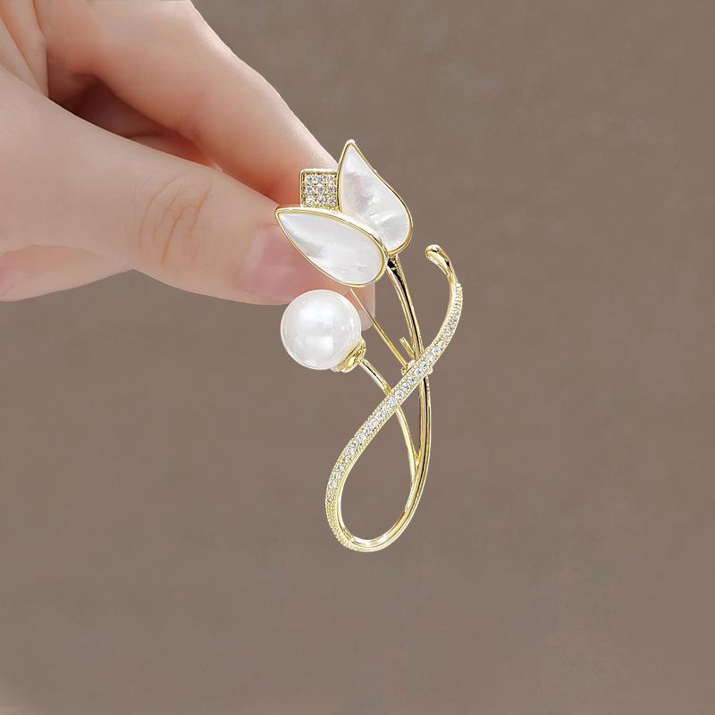 Elegante Schmetterlingsbrosche mit Perle – Damen-Modeschmuck-Anstecknadel von hoher Qualität