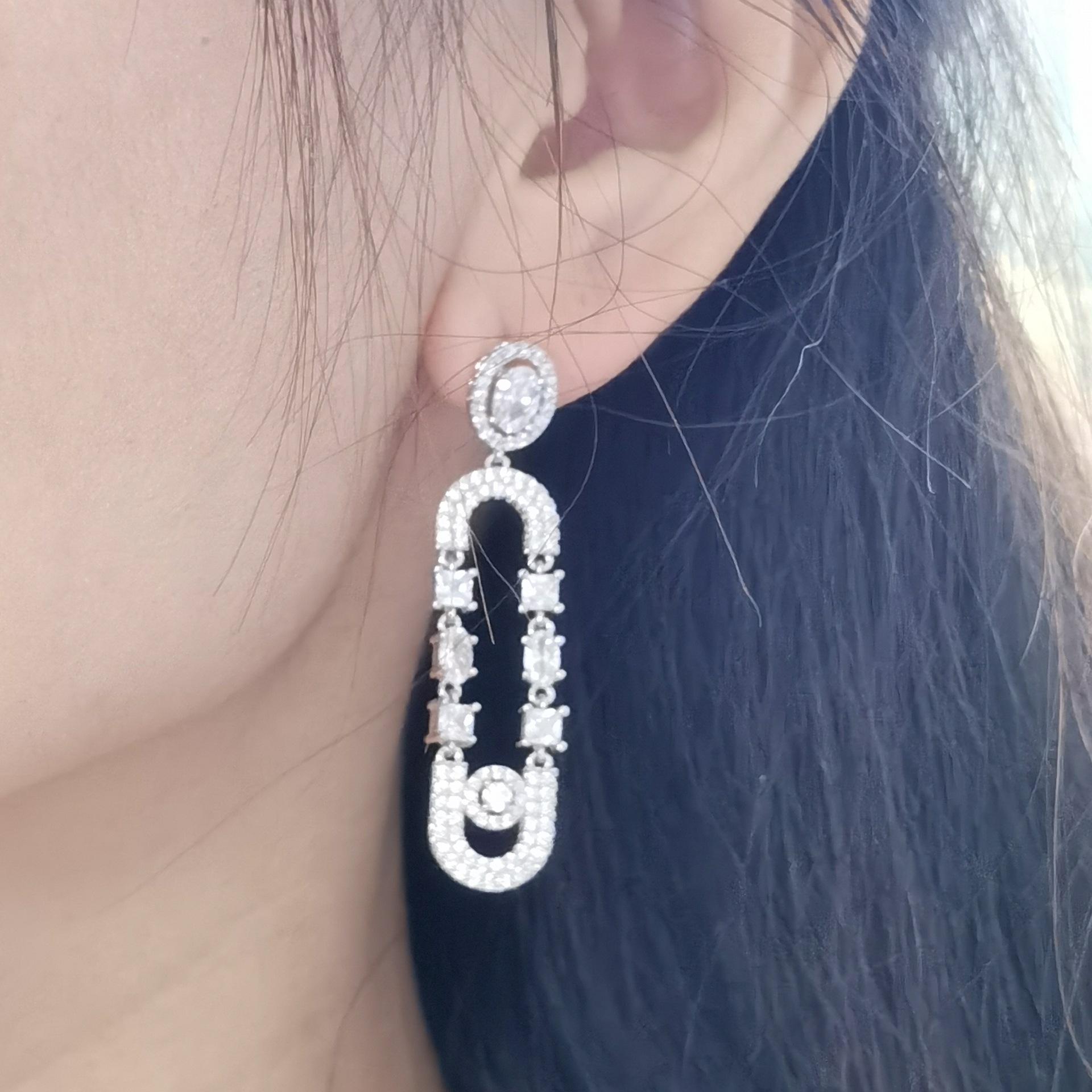 

Геометрические серьги-скрепки с микропаве из цирконов – Сверкающие серьги-подвески в стиле легкой роскоши
