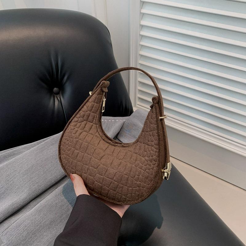 

Фетр контрастного цвета модный тренд зима 2025 новая повседневная мода конфетный цвет текстура женская подмышечная сумка через плечо коричневый