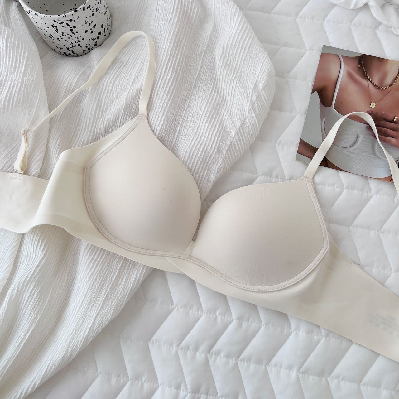 

Женский цельный бюстгальтер, удобный без стального кольца, маленькая грудь, бесшовное нижнее белье со сборками, тонкий сексуальный бюстгальтер, невидимый бюстгальтер XL белый