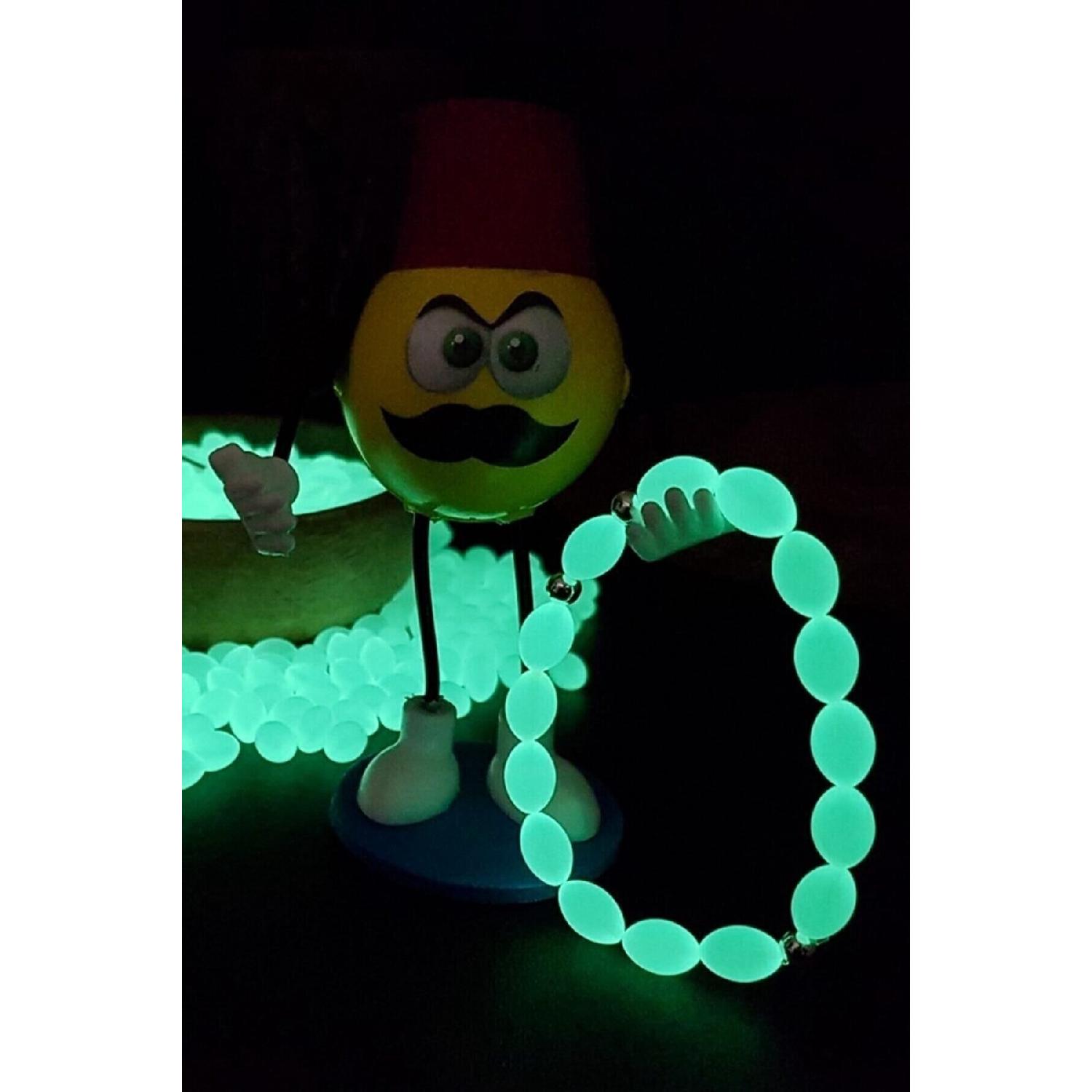 

Бурштиновий браслет із фосфоресцентною пудрою котячого ока, що світиться темно-зеленим