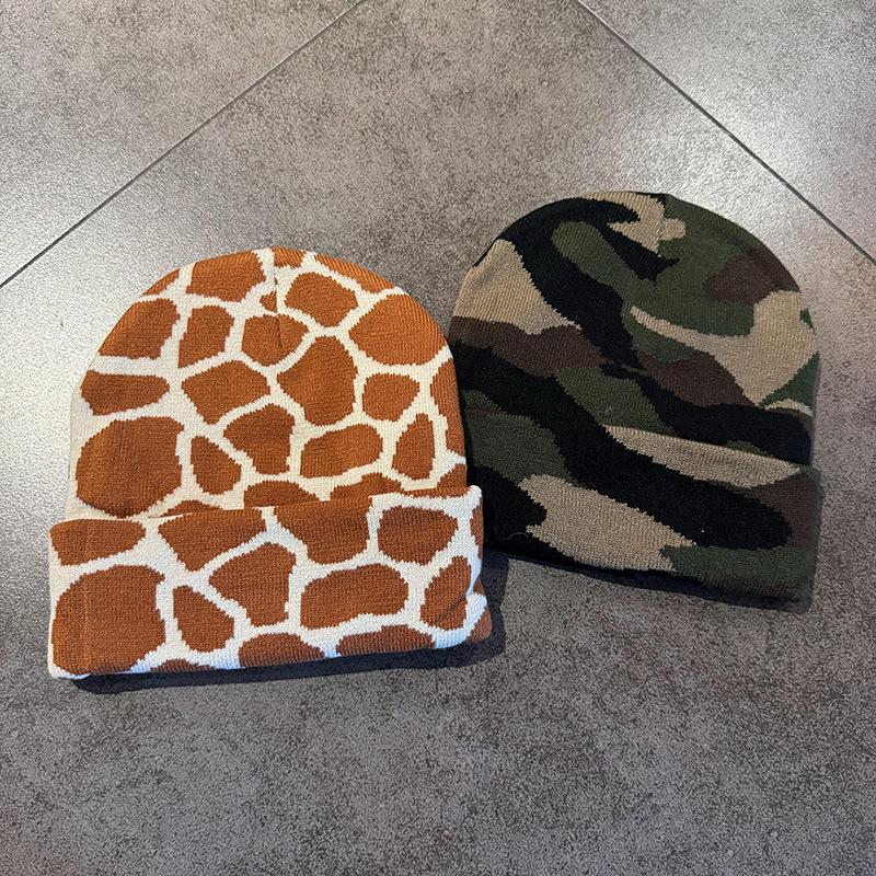 Autumn and Winter Camouflage Giraffe Pattern Knitted Cold Hat, Crimped Warm Wool Hat Men's and Women's Street Trend Pullover Hat