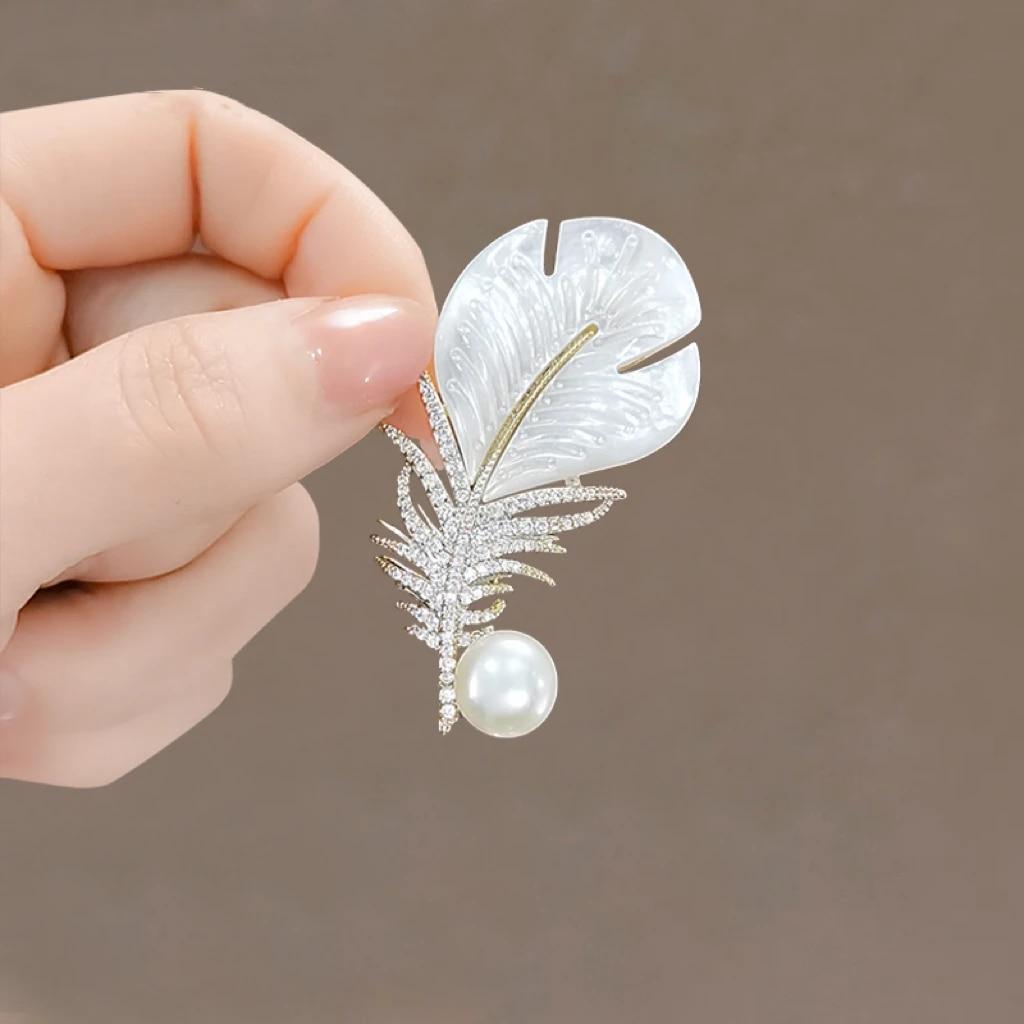 Fashion Crystal Shell Feather Brooch Pins For Women Luxury White Pearl Gold Color Party Wedding Gifts Clothing Accessories
