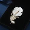 2024 Mode Kristall Muschel Feder Brosche Anstecknadeln für Damen Luxus Weiße Perle Goldfarbe Party Hochzeitsgeschenke Bekleidungszubehör