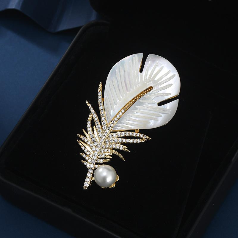 2024 Mode Kristall Muschel Feder Brosche Anstecknadeln für Damen Luxus Weiße Perle Goldfarbe Party Hochzeitsgeschenke Bekleidungszubehör