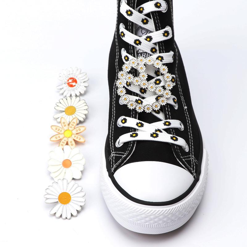 Daisy Flower Shoelace Buckle White Lightning Brooch Shoe Buckle Cute Lapel Button Enamel Pin for Girl Women Jewelry INS Gift 1pc
