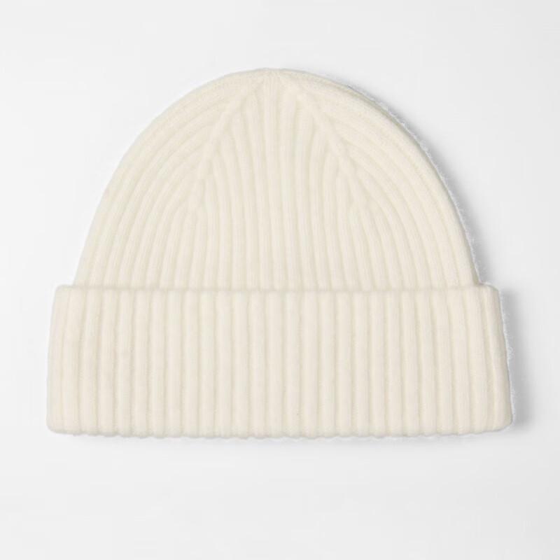 Вязаная уличная шапка из шерсти мериноса