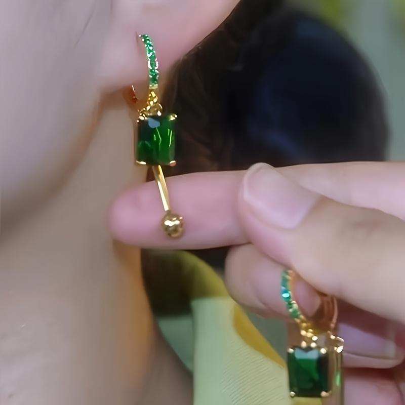 A Pair of Exquisite Green Ear Buckles, Elegant Temperament, Suitable for Mother's Day Gifts and Dates to Wear Elegant and Simple
