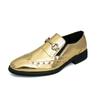 Stivali da battaglia dorati, lucidi e a punta, con rivetti, un successo popolare online, un uomo che indossa mocassini, parrucchiere, scarpe casual in pelle