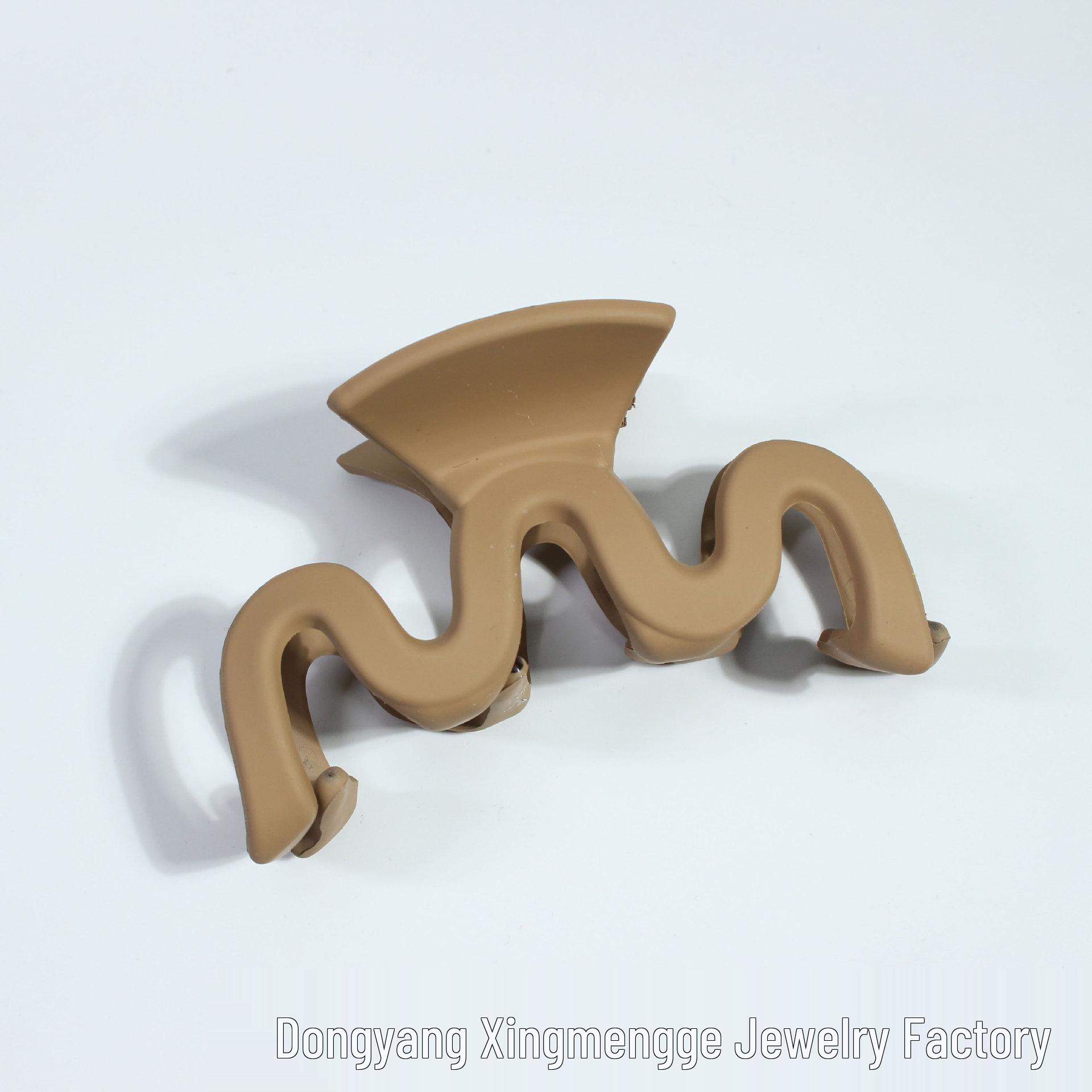 Large Matte M Wave Hair Clip for Versatile Styling