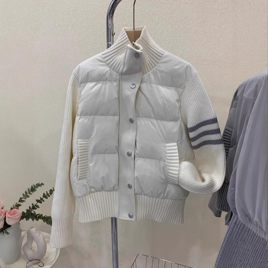 Wear a small short white goose down jacket for women's autumn and winter new knitted splicing niche