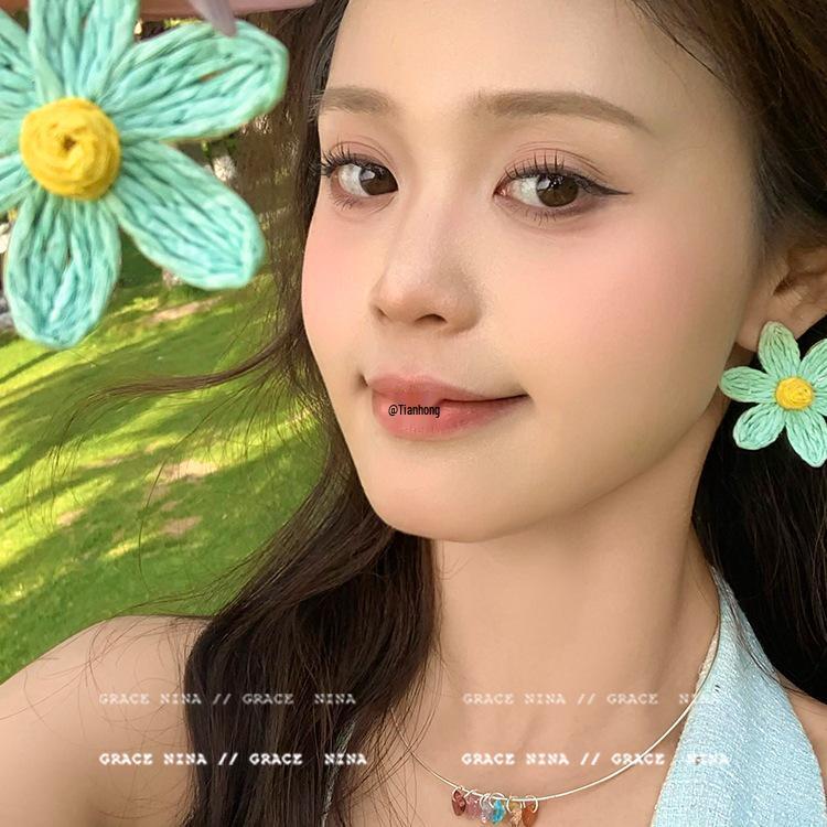 Seaside Chic: Resort-Style Woven Flower Stud Earrings – Perfect Island Accessories for Summer!